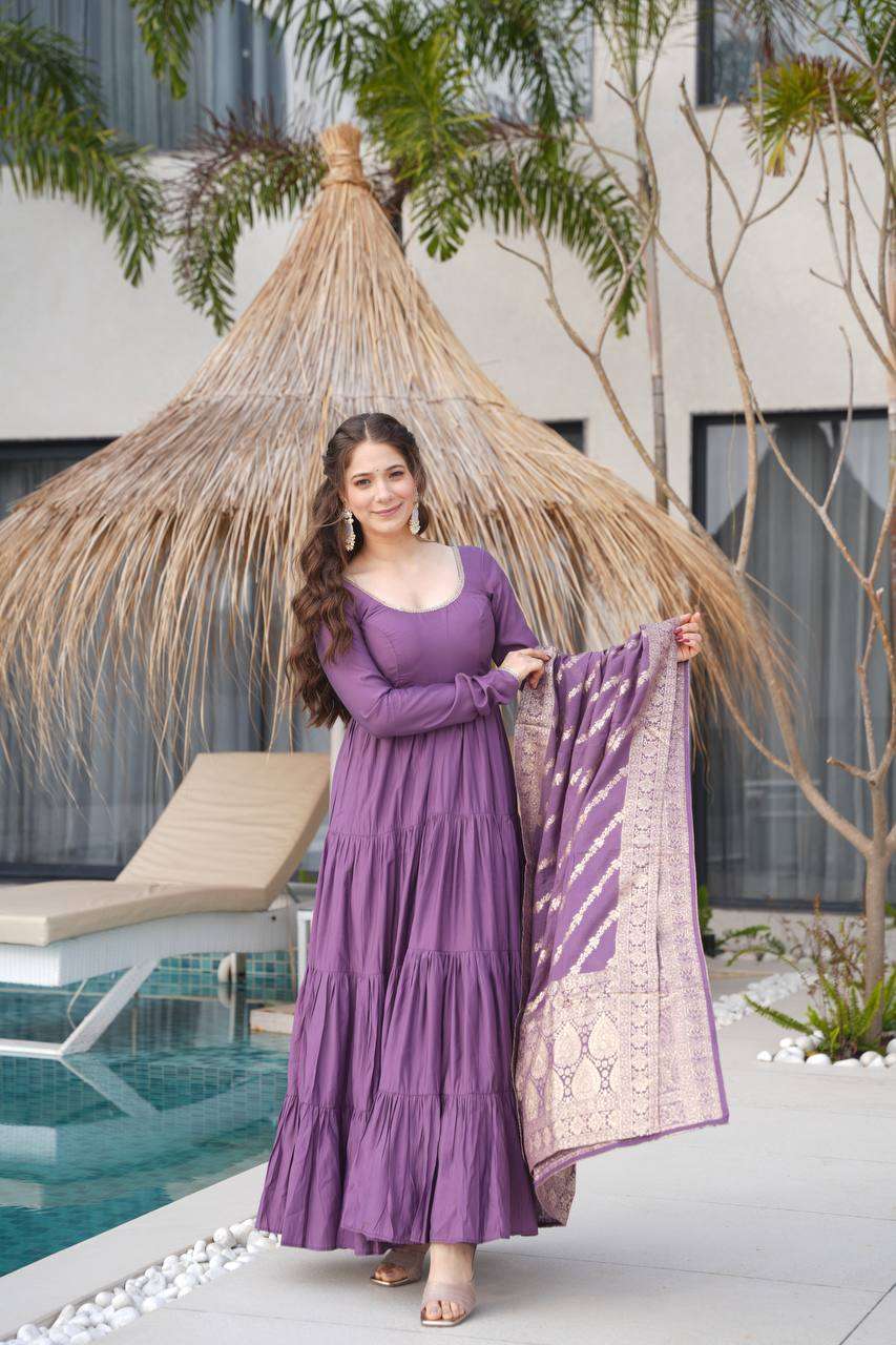 Women's Solid Anarkali Kurti Pant With Banarasi Dupatta Set
